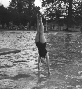 Donna che si tuffa in una piscina, XX secolo da Unbekannt