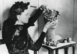 Donna che fa un cappello con trucioli di legno, Francia occupata dai tedeschi, aprile 1941 da Unbekannt