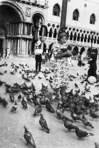 Donna circondata da piccioni, Piazza San Marco, Venezia, Italia, 1938