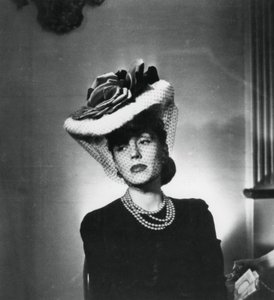 Donna con cappello e velo del designer di moda francese Jacques Fath, Francia, 1943 da Unbekannt