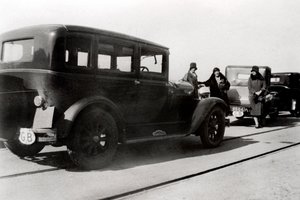 Donne e auto parcheggiate, 1930 da Unbekannt