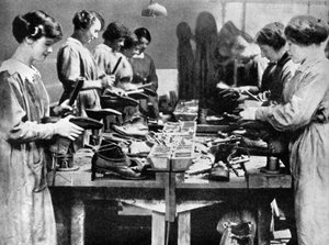 Donne calzolai che riparano calzature per lo sforzo bellico, 1914-1918 1936