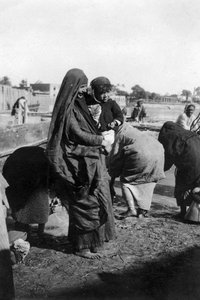 Donne che raccolgono acqua sul fiume Tigri, Baghdad, Iraq, 1917-1919 da Unbekannt