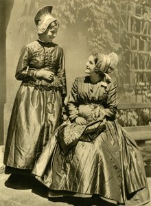 Donne in costume tradizionale, Bassa Austria, c1935 da Unbekannt