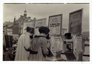Donne che guardano le macchine 