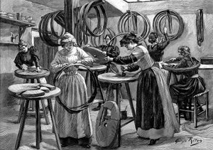 Donne che fabbricano pneumatici per biciclette, Francia, 1896 da Unbekannt