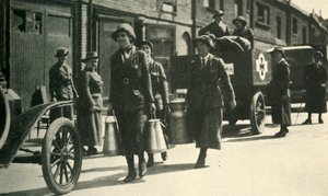 Riserviste che consegnano latte a un ospedale, Prima Guerra Mondiale, c1914-1918, c1920