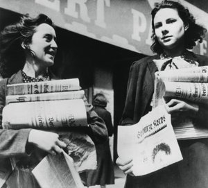 Donne che vendono giornali tedeschi, Parigi occupata dai tedeschi, 19 luglio 1940 da Unbekannt