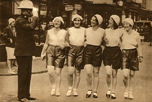 Donne che indossano pantaloncini da Unbekannt