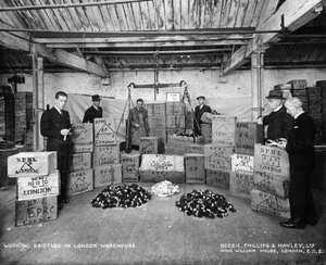 Lavorare con le setole in un magazzino, Londra, 1938 da Unbekannt