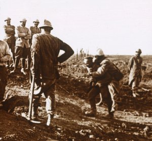Soldato ferito, Haute Chevauchée, Francia settentrionale, c1914-c1918 da Unbekannt
