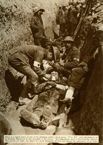 Soldato ferito curato nelle trincee, Battaglia della Somme, Prima Guerra Mondiale, 1916 da Unbekannt