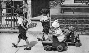 Bambini che giocano in strada, Londra, 1926-1927
