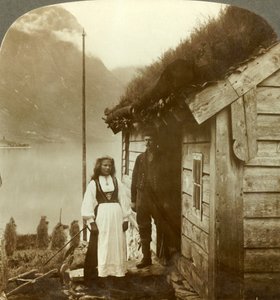 Giovani contadini del paese di Nordfjord - davanti alla loro casa di campagna, Norvegia da Unbekannt