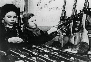 Ragazze giovani che assemblano mitragliatrici in una fabbrica russa, 1943 da Unbekannt