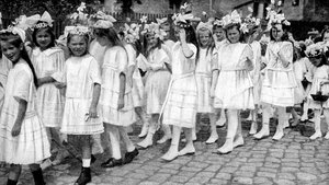 Ragazze giovani a una festa della chiesa, Berlino, Germania, 1922 da Unbekannt