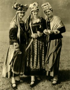Giovani donne in costume tradizionale, Stiria, Austria, c1935
