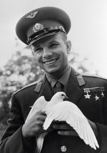 Yuri Gagarin, cosmonauta russo, c1963-c1964 da Unbekannt