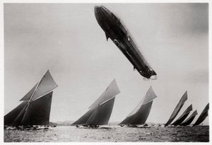 Zeppelin LZ11 Viktoria Luise in volo durante la regata di Kiel, Germania