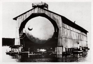 Zeppelin LZ1 in un hangar galleggiante a Manzell, Friedrichshafen, Germania, 1900 da Unbekannt
