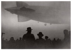 Zeppelin LZ 126 che sale nella nebbia, c1924-1933 1933