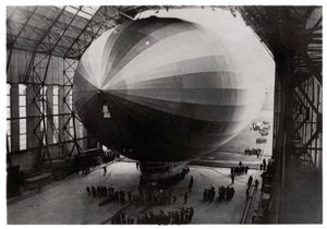 Zeppelin LZ 127 Graf Zeppelin che entra nel suo hangar da Unbekannt