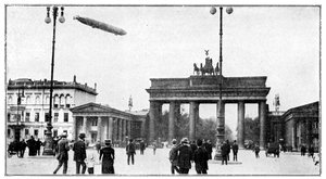 Dirigibile Zeppelin che passa sopra la Porta di Brandeburgo, Berlino, Prima Guerra Mondiale, 1914