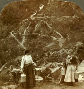 Zigzag della famosa strada Grjotlid - lattaie di montagna lungo il percorso vicino a Marok, Norvegia, c1905 da Unbekannt