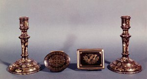 Un paio di candelabri Luigi XVI intarsiati con oro e madreperla con due scatole inglesi del XVIII secolo a punta di picco