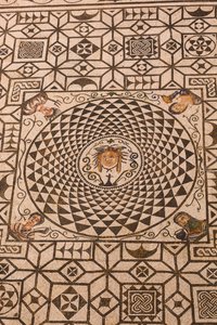 Carmona, Provincia di Siviglia, Spagna. Mosaico romano di Medusa nel Municipio.