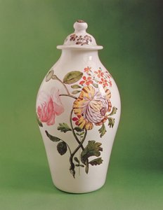 Vaso coperto in vetro bianco opaco di forma cinese potiche, c.1760