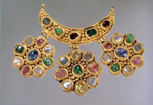 Collana a forma di mezzaluna con pendenti con pietre semipreziose, Mosca, fine XIV o inizio XV secolo