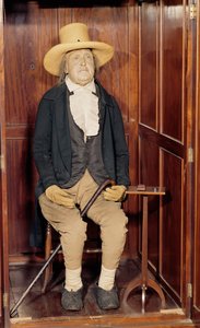 Corpo imbalsamato di Jeremy Bentham esposto all