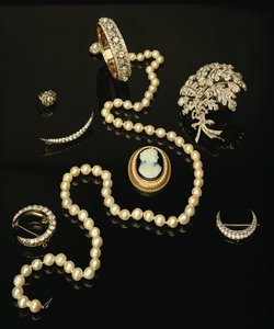 Quattro spille vittoriane in diamanti; cammeo ovale intagliato; collana di perle coltivate