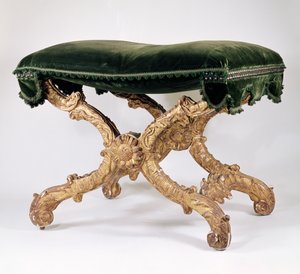 Sgabello a X del Reggenza francese (1700-1720), in legno dorato con sedile imbottito, foglie e motivo a fiamma, girasole all