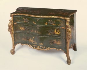 Comò serpentino laccato verde e dorato, nello stile di Thomas Chippendale da Unbekannt Unbekannt