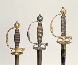 Elsa di tre spade francesi: una in acciaio, blu e decorata con disegni in oro cesellato, c.1730; una in acciaio traforato e cesellato e il fondo in oro opaco, c.1760; una in acciaio cesellato, gr da Unbekannt Unbekannt
