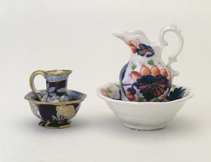 A sinistra: brocca e bacile di Crown Staffordshire e a destra: brocca e bacile balustre gallese (ceramica) da Unbekannt Unbekannt