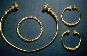 Collana e braccialetti da Waldalgesheim, metà del IV secolo (oro) da Unbekannt Unbekannt