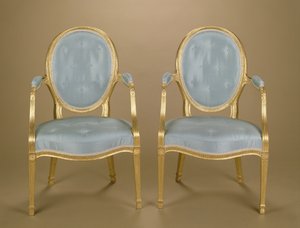 Coppia di sedie intagliate ovali dorate di Adam, rivestite in blu, c.1780 da Unbekannt Unbekannt