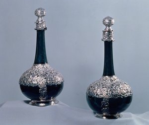 Coppia di bottiglie di vino montate in argento, 1689