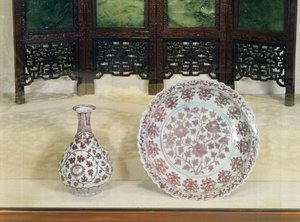 Bottiglia a forma di pera decorata in rosso sottosmalto con rami di crisantemo, periodo Hung Wu (1368-98) da Unbekannt Unbekannt