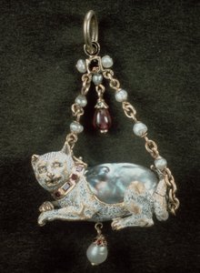 Pendente rinascimentale a forma di gatto con perla barocca naturale da Unbekannt Unbekannt