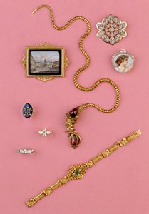 Selezione di gioielli del XX secolo: collana serpente in granato cabochon; spilla a mosaico miniatura; bracciale a grappolo di smeraldi e diamanti