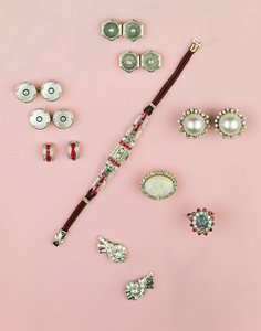 Selezione di gioielli Art Deco; orologio in rubini taglio calibro; bottoni, gemelli e bottoni; orecchini; orecchini in perla Mabe e diamanti