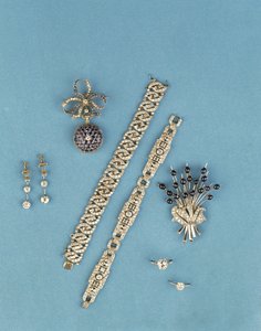 Selezione di gioielli Art Deco: braccialetti a maglia; orologio da tasca in zaffiro e diamanti; anelli solitari; spilla a spruzzo in zaffiro cabochon (diamanti) da Unbekannt Unbekannt