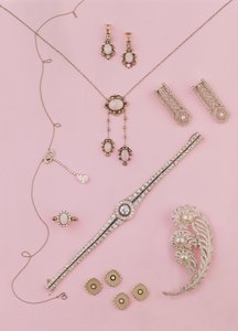 Selezione di gioielli edoardiani e Art Deco: orecchini e pendente in opale; pendente negligee in diamanti; spilla a piuma di struzzo; gemelli e bottoni in diamanti e onice