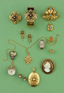 Selezione di gioielli: bracciale in oro e smalto, spilla a stomaco in oro e turchese, orologio da tasca, anello da lutto, anello con cammeo in corniola e medaglione con diamanti taglio rosa