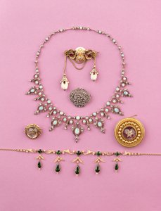 Selezione di gioielli vittoriani: collana a frangia in tormalina e perle divise; spilla ovale in diamanti taglio rosa; collana in opale e diamanti; spilla a stella in ametista cabochon; cristallo di Essex di una tigre ringhiante