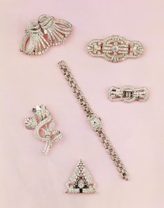 Selezione di gioielli in diamanti: spilla a spruzzo di diamanti baguette e marquise; clip Art Deco in diamanti; spilla a pannello in diamanti; orologio da donna con cassa oblonga in diamanti